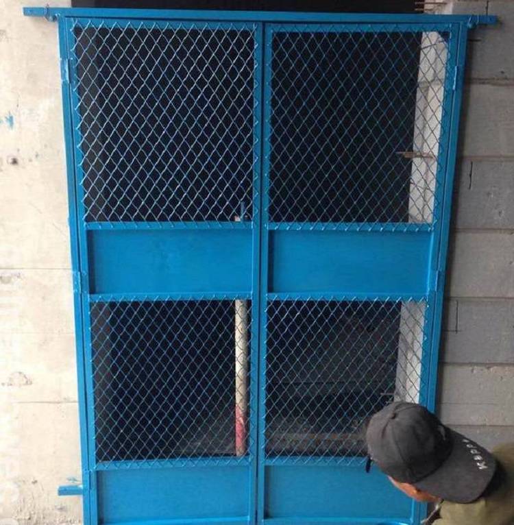 建筑工地临时门设置 以鸿宇筛网工地为例解析外架施工门与临时电梯门的重要性